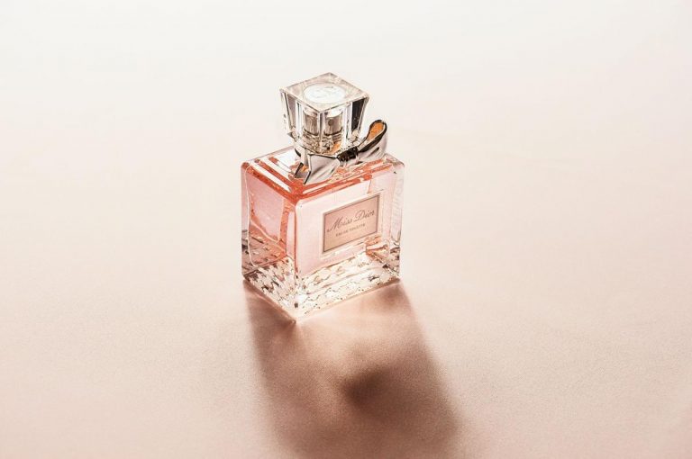 Dlaczego warto skorzystać z ofert perfumerii online?