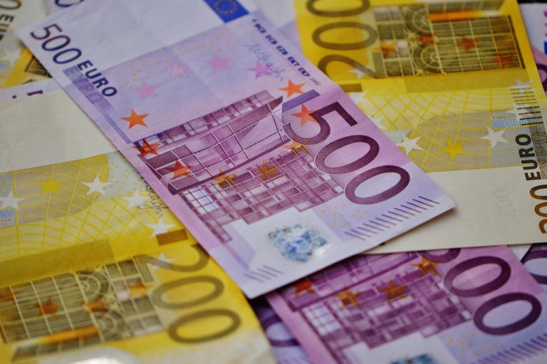 Kiedy warto skorzystać z pomocy doradcy, a kiedy samemu aplikować o kredyt?
