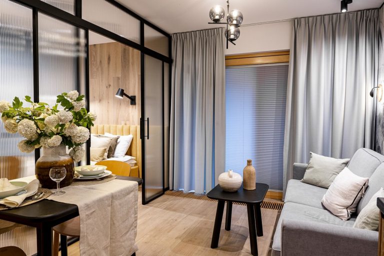 Małe mieszkanie, duży styl: praktyczne triki na optyczne powiększenie kawalerki